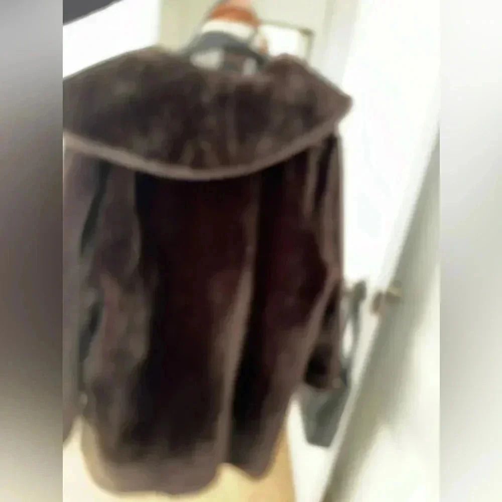 Gently used woman'ss fur coat size m - Picture 9 of 9